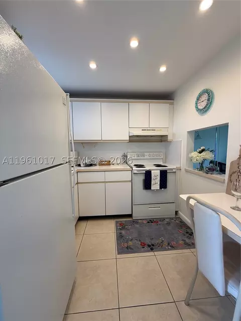 9001 Sunrise Lakes Blvd #208, Sunrise, FL 33322