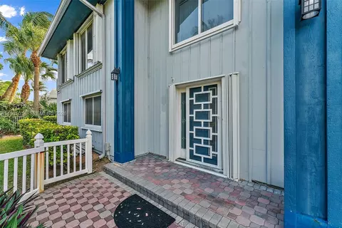 Exterior - 219 Colony Rd, Jupiter Inlet Colony, FL 33469 photo 4 of 8