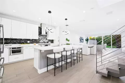 811 NE 17th Way, Fort Lauderdale, FL 33304