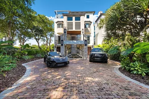 5860 Paradise Point Dr, Palmetto Bay, FL 33157