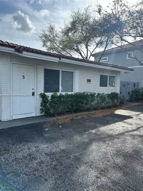 8704 NW 38th Dr, Coral Springs, FL 33065