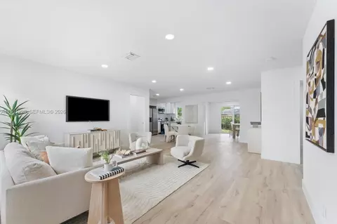 6231 NW 18th St, Sunrise, FL 33313