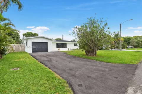 21 SE 7th St, Pompano Beach, FL 33060 photo 2