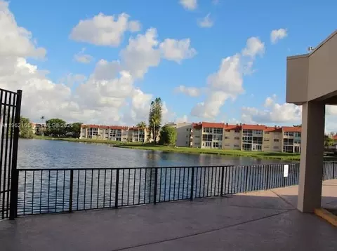 8000 N Sunrise Lakes Dr #309, Sunrise, FL 33322