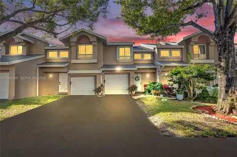 2260 W Discovery Cir W, Deerfield Beach, FL 33442