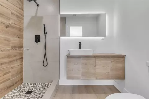 Bath - 5941 E 6th Ave, Hialeah, FL 33013 photo 2 of 2