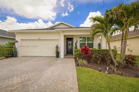 797 SE Bloomfield Rd, Port Saint Lucie, FL 34984