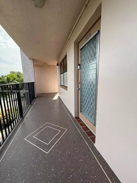 2981 N Nob Hill Rd #306, Sunrise, FL 33322