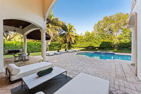 Exterior - 11111 Killian Park Rd, Pinecrest, FL 33156 photo 9 of 16