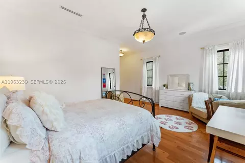 Bedroom - 11111 Killian Park Rd, Pinecrest, FL 33156 photo 6 of 10