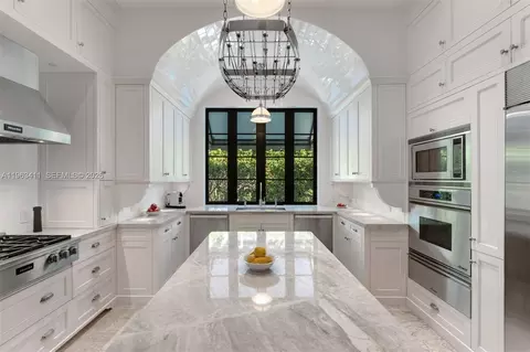 Kitchen - 465 Hampton Ln, Key Biscayne, FL 33149 photo 1 of 6