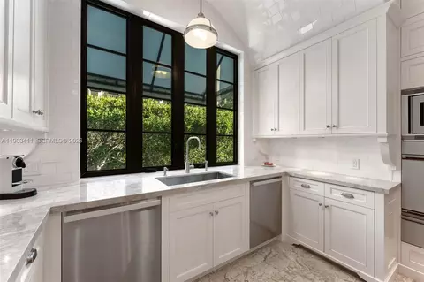Kitchen - 465 Hampton Ln, Key Biscayne, FL 33149 photo 4 of 6