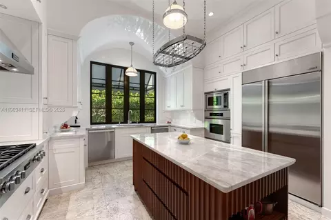 Kitchen - 465 Hampton Ln, Key Biscayne, FL 33149 photo 5 of 6