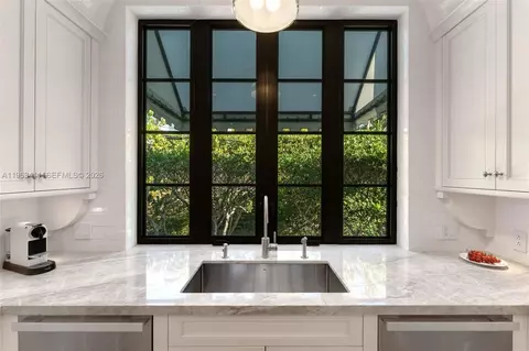 Kitchen - 465 Hampton Ln, Key Biscayne, FL 33149 photo 6 of 6
