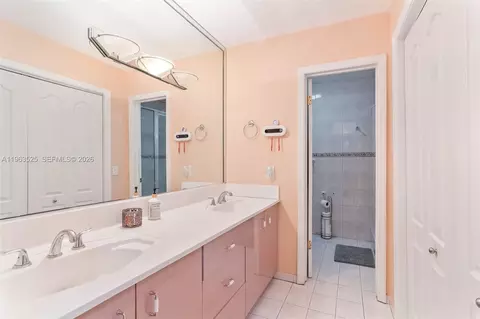 Bath - 7184 W 2nd Ct, Hialeah, FL 33014 photo 3 of 3