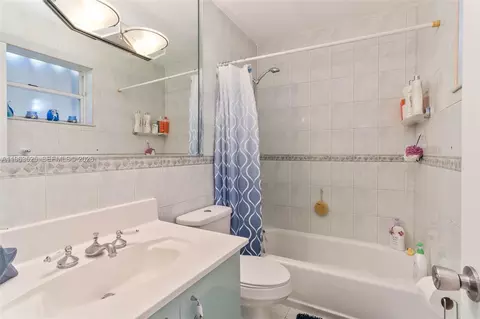 Bath - 7184 W 2nd Ct, Hialeah, FL 33014 photo 2 of 3