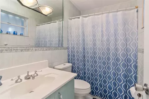 Bath - 7184 W 2nd Ct, Hialeah, FL 33014 photo 1 of 3