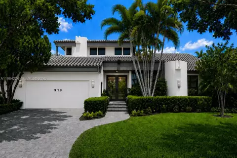 913 Diplomat Pkwy, Hallandale Beach, FL 33009