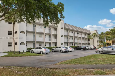 8135 Sunrise Lakes Blvd #208, Sunrise, FL 33322