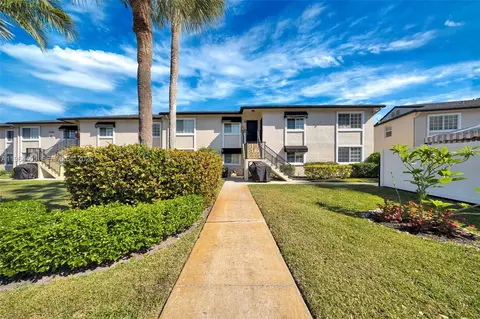 4040 Crystal Lake Dr #105, Pompano Beach, FL 33064