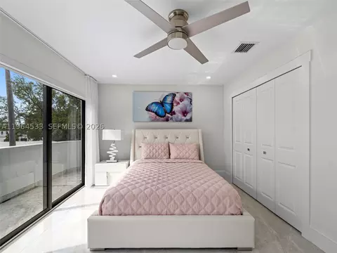 Bedroom - 6180 Pine Tree Dr, Miami Beach, FL 33140 photo 4 of 7
