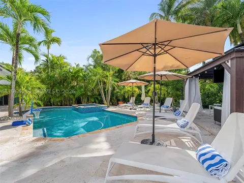 Exterior - 6180 Pine Tree Dr, Miami Beach, FL 33140 photo 8 of 9