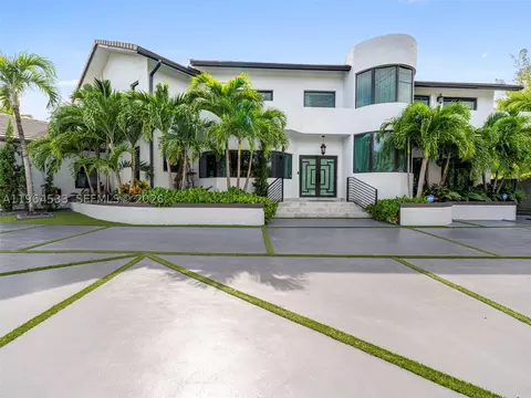 Exterior - 6180 Pine Tree Dr, Miami Beach, FL 33140 photo 3 of 9