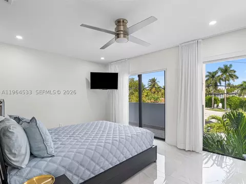Bedroom - 6180 Pine Tree Dr, Miami Beach, FL 33140 photo 2 of 7