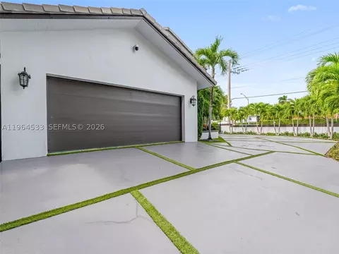 Exterior - 6180 Pine Tree Dr, Miami Beach, FL 33140 photo 4 of 9
