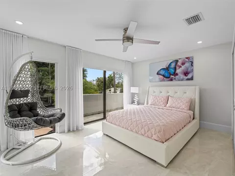 Bedroom - 6180 Pine Tree Dr, Miami Beach, FL 33140 photo 3 of 7