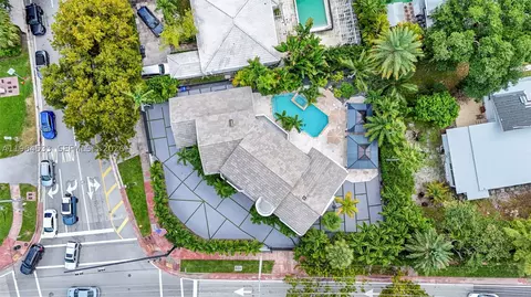 View/Area - 6180 Pine Tree Dr, Miami Beach, FL 33140 photo 4 of 7