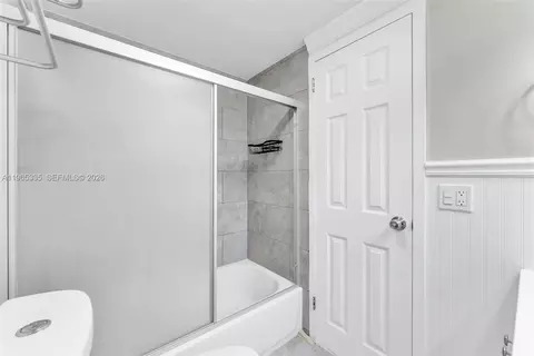 Bath - 30 E 39th St #214, Hialeah, FL 33013 photo 2 of 3