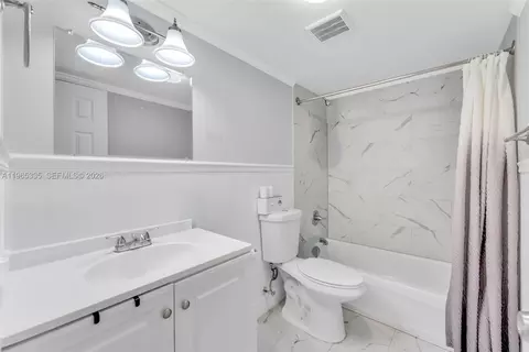 Bath - 30 E 39th St #214, Hialeah, FL 33013 photo 3 of 3