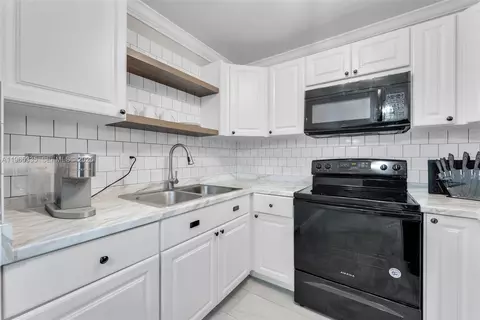 Kitchen - 30 E 39th St #214, Hialeah, FL 33013 photo 1 of 1
