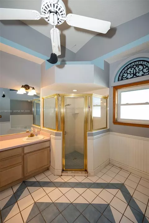 Bath - 2036 Live Oak Blvd, Saint Cloud, FL 34771 photo 8 of 9
