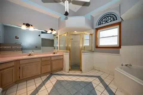 Bath - 2036 Live Oak Blvd, Saint Cloud, FL 34771 photo 6 of 9