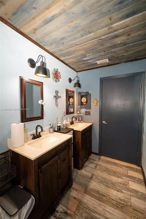 Bath - 2036 Live Oak Blvd, Saint Cloud, FL 34771 photo 4 of 9