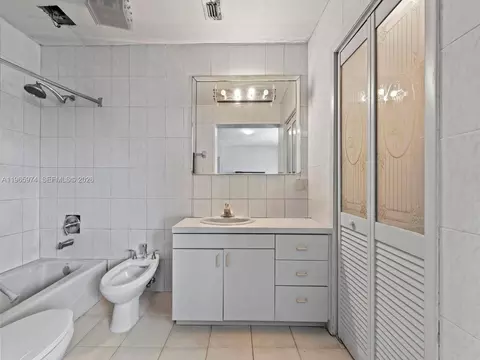 Bath - 655 W 70th Pl, Hialeah, FL 33014 photo 2 of 3