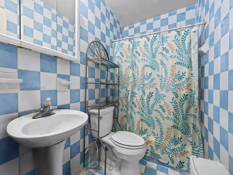 Bath - 655 W 70th Pl, Hialeah, FL 33014 photo 3 of 3