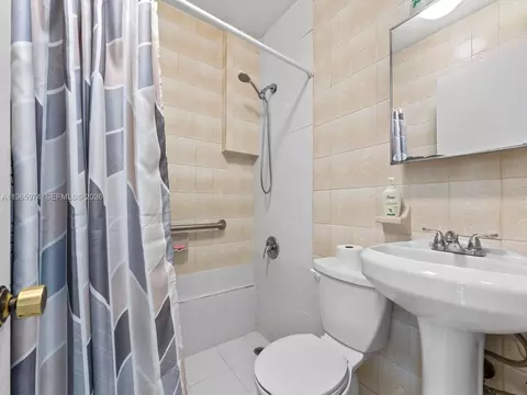 Bath - 655 W 70th Pl, Hialeah, FL 33014 photo 1 of 3