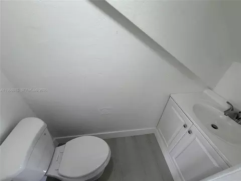 Bath - 1104 W 44th St #87, Hialeah, FL 33012 photo 3 of 3
