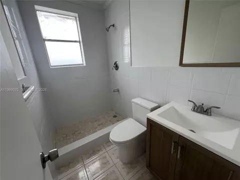 Bath - 1104 W 44th St #87, Hialeah, FL 33012 photo 2 of 3