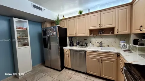 4001 Hillcrest Dr #705, Hollywood, FL 33021
