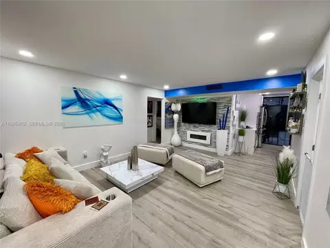 8635 NW 8th St #311, Miami, FL 33126