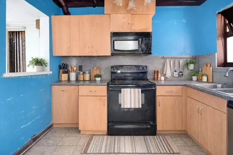 Kitchen - 1115 W 38th Ter #50, Hialeah, FL 33012 photo 2 of 2