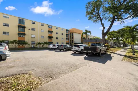 606 W 81st St #302, Hialeah, FL 33014