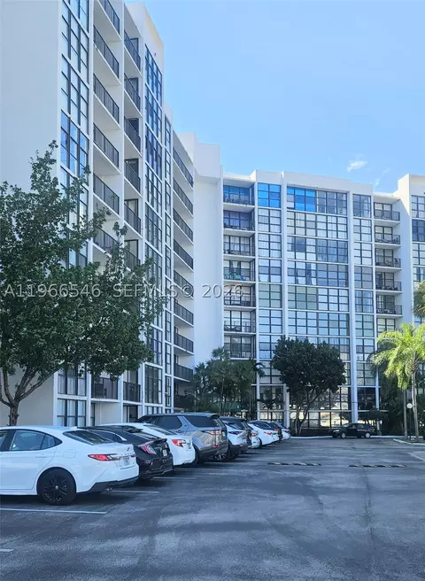 1000 Parkview Dr #605, Hallandale Beach, FL 33009