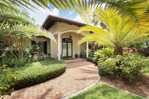 10601 SW 72nd Ct, Pinecrest, FL 33156