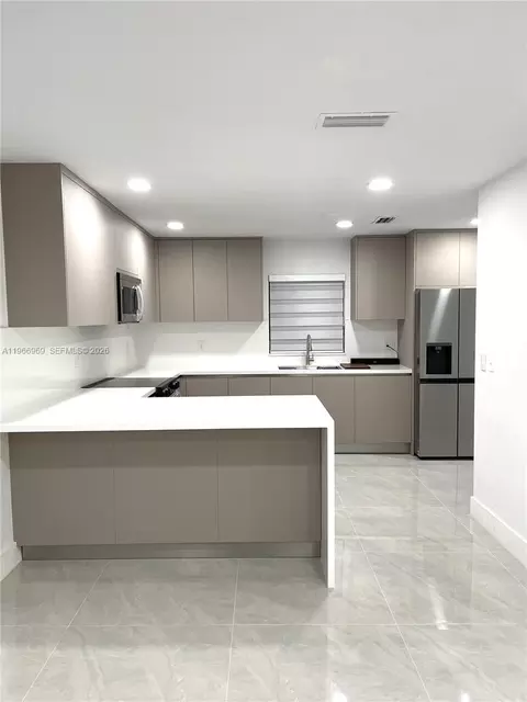 860 SE 9th Ct, Hialeah, FL 33010