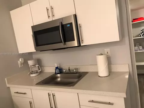 26 Diplomat Pkwy #2215, Hallandale Beach, FL 33009